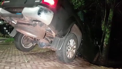 Condutor perde o controle, atinge árvore e muro na Av. Rocha Pombo; Amarok ficou pendurada no terreno