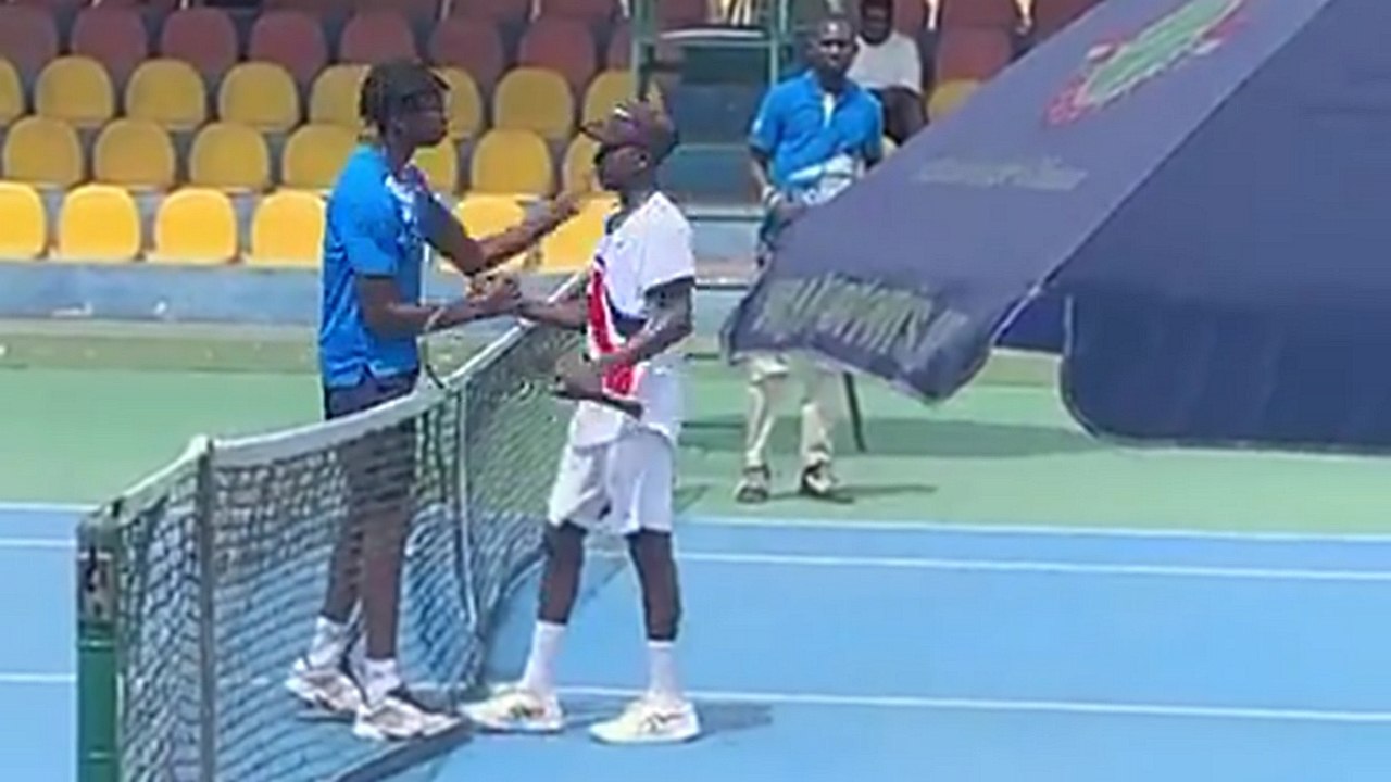 Le tennisman français Michael Kouame met une claque à son adversaire après avoir perdu