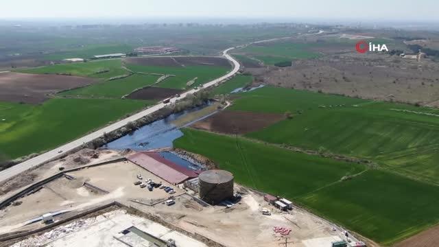 Asfalt şantiyesinden yayılan zifti temizleme çalışmaları sürüyor