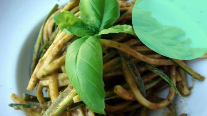 Télécharger la video: Tagliatelles de courgettes aux tomates et basilic