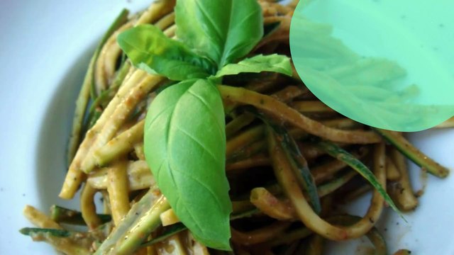 Tagliatelles de courgettes aux tomates et basilic