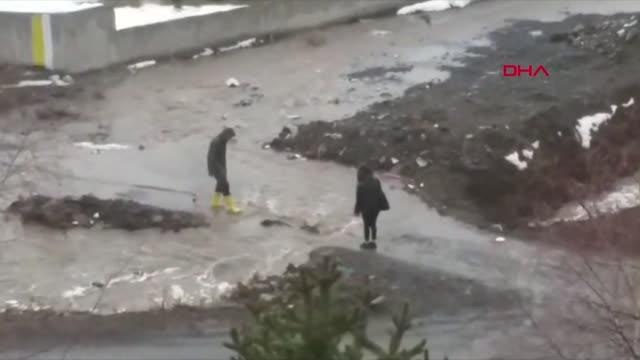 ARDAHAN'DA SAĞANAK YAĞIŞ VE ERİYEN KAR SULARI, DERELERİ TAŞIRDI YOLLARI SU BASTI