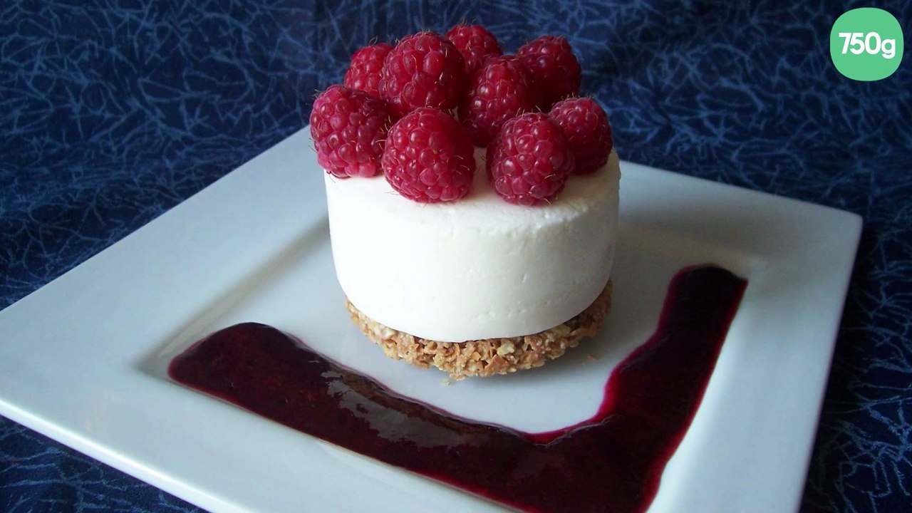 Mousse de faisselle de fromage blanc sur croustillant au chocolat blanc, framboises et coulis de framboise