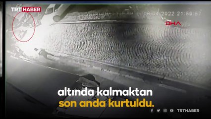 Binadan kopan parçaların altında kalmaktan son anda kurtuldu