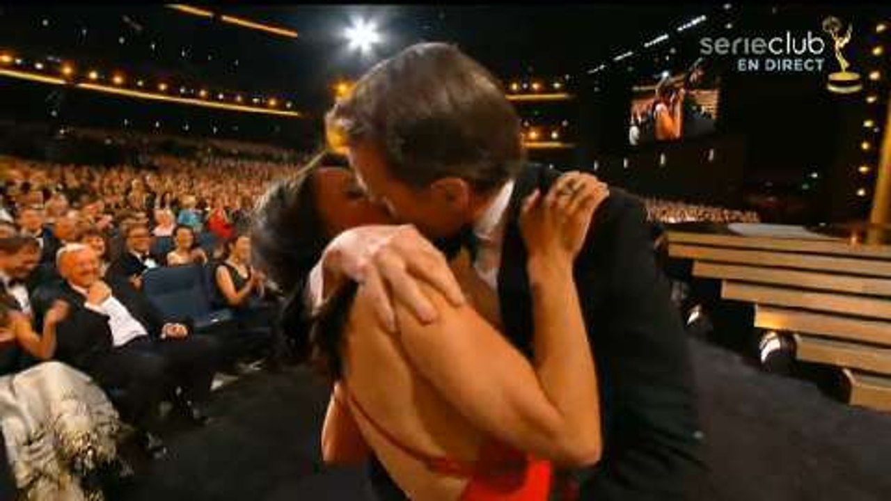 Emmy Awards 2014 : le baiser enflammé de Bryan Cranston et Julia Louis-Dreyfus