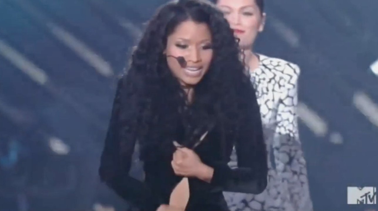 Problème de robe gênant pour Nicki Minaj sur la scène des MTV Video Music Awards