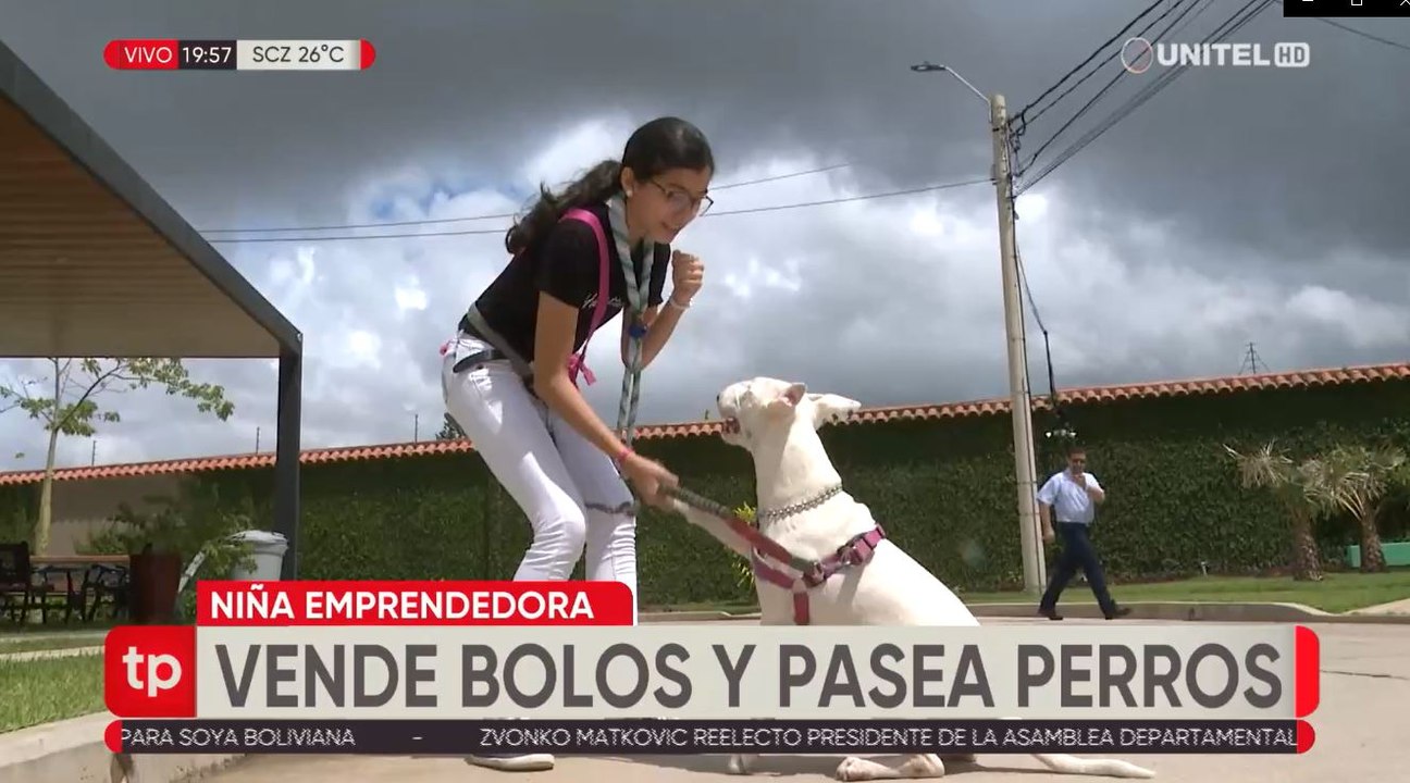 A sus 12 años, Alejandra impulsa sus sueños con venta de bolos y paseos para perros