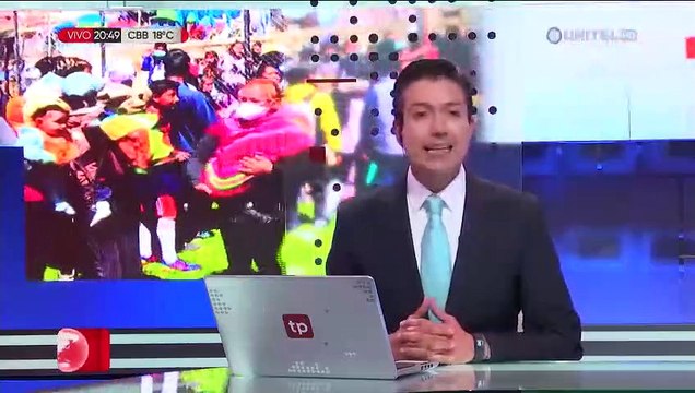 Niño emprendedor prepara helados artesanales para venderlos en ferias de La Paz