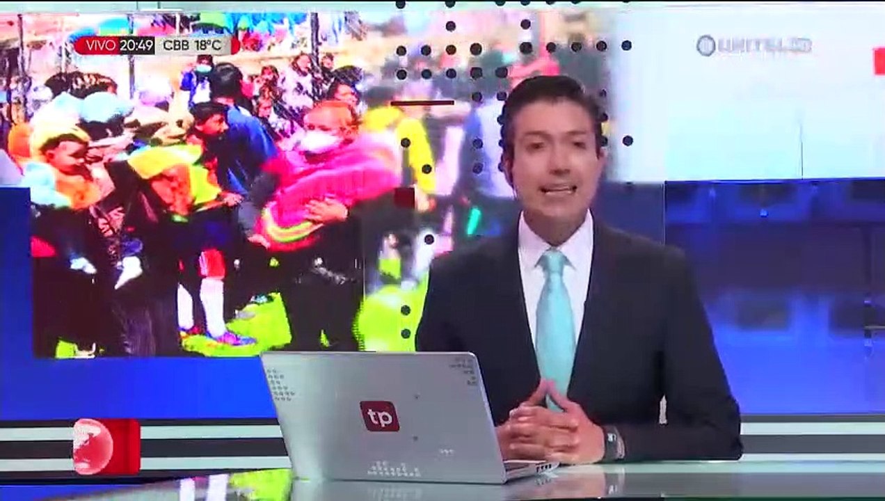 Niño emprendedor prepara helados artesanales para venderlos en ferias de La Paz