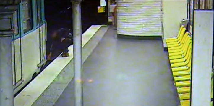 Incroyable ! Il lui fait les poches dans le métro... puis sauve sa victime