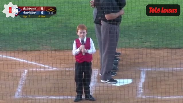 Trop drôle : il a le hoquet pendant qu'il chante l'hymne national avant un match.. Le zapping web