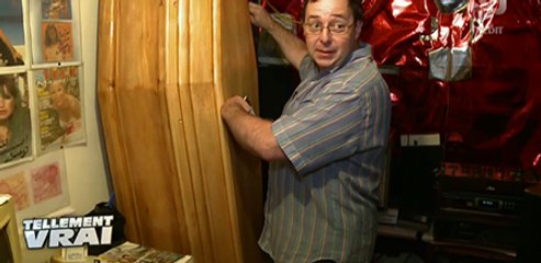 Il range ses disques dans un endroit totalement incongru... et gênant ! (Tellement vrai)