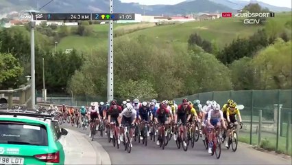 Tuto : Comment remonter dans le peloton... en passant par un trottoir