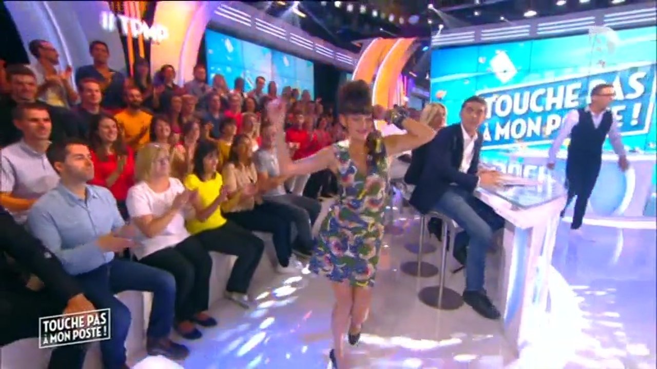 Erika  Moulet et son déhanché sexy font sensation dans Touche pas à mon poste !