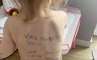 La petite fille Ukrainienne avec son nom sur le dos et sa maman ont trouvé refuge en France