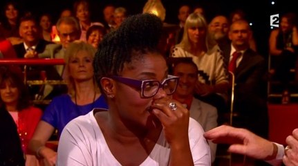 Mais pourquoi Claudia Tagbo est-elle à ce point terrorisée dans Le plus grand cabaret du monde ?