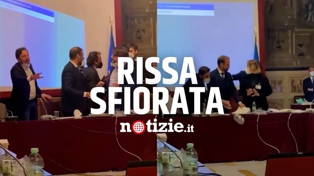 Camera, rissa sfiorata in Commissione Finanze: volano insulti, fogli e microfoni