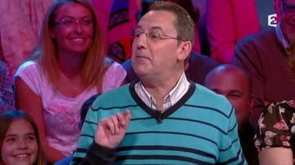 Vous ne devinerez jamais sur quelle chanson il a embrassé sa femme pour la 1ère fois...