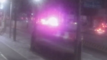 훔치려고 도로 위에 빼놓은 공사 자재에 차량 충돌 / YTN