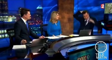 Insolite : Ce journaliste a oublié d'enlever le cintre de sa veste...