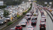 Yağmur ve mesai sonrası İstanbul'da trafik yoğunluğu yüzde 80'e çıktı