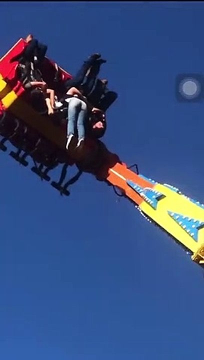 Une personne se retrouve suspendue dans le vide sur un manège (Brésil)