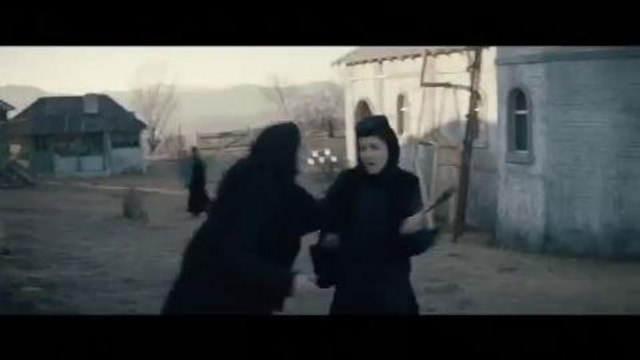 Au-delà des collines