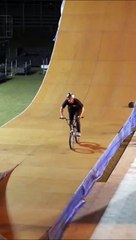 Le rider ryan williams passe un trick incroyable en bmx