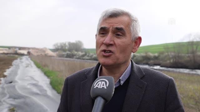 (DRONE) Asfalt şantiyesinden sızan zifti temizleme çalışmaları sürüyor (4)