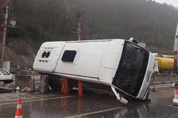 SAKARYA'DA SERVİS MİDİBÜSÜ DEVRİLDİ: 3 YARALI
