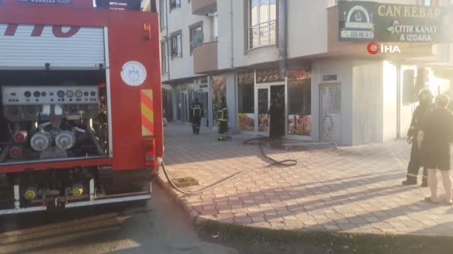 Dükkanı yanan iş yeri sahibine tekme atmaya kalktı, çevredekiler araya girdi