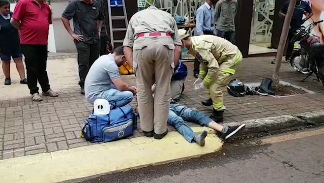 Motociclista fica ferido ao bater com caminhonete na Rua Minas Gerais