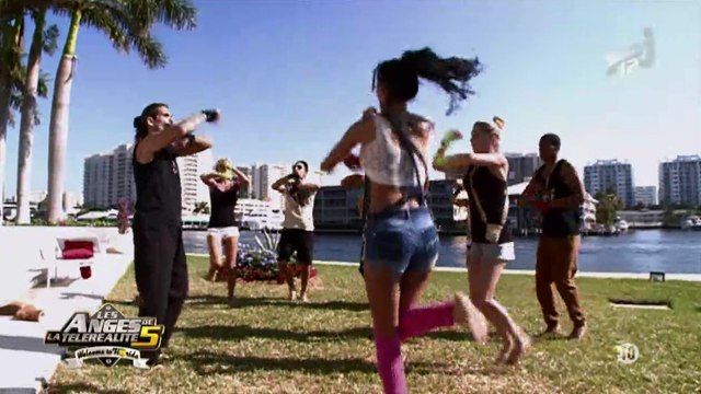 Nabilla et Les Anges découvrent le karaté