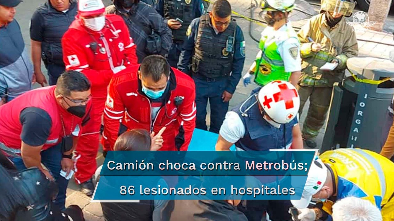 Trasladan a hospitales a 86 lesionados por choque de Metrobús y camión de pasajeros en Reforma