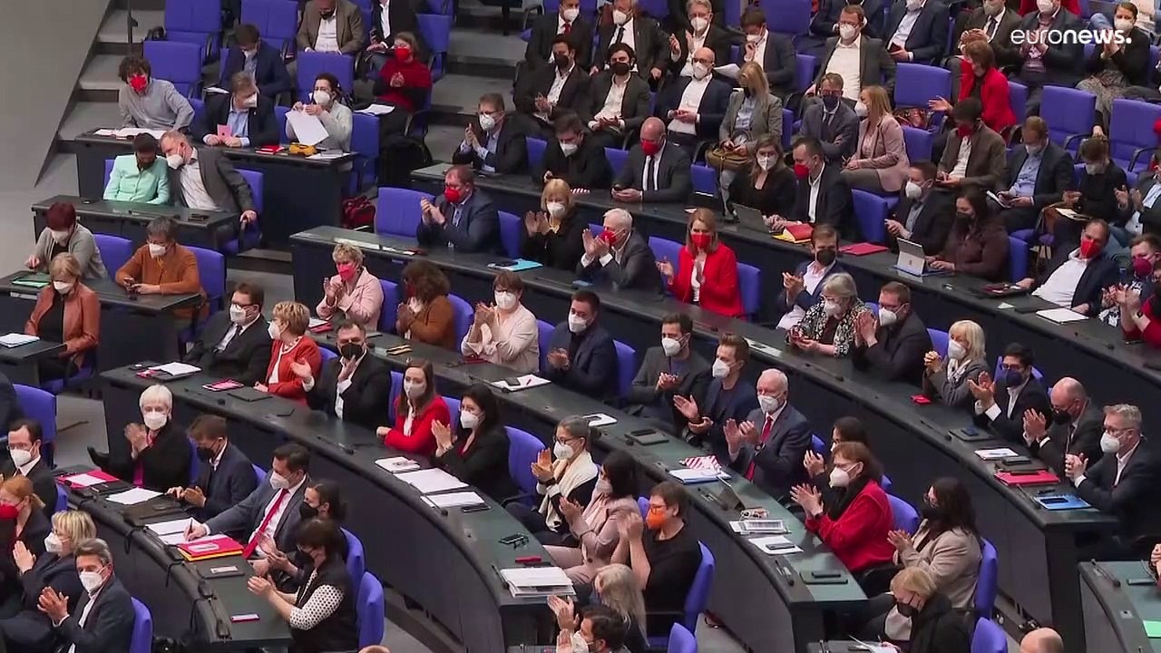 Germania: no a vaccino obbligatorio per over 60. Italia: 600.000 multe ai "No Vax"