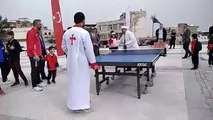 İmam ve kilise koro üyesi, masa tenisi maçı yaptı