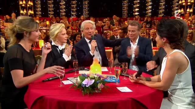 Le plus grand cabaret du monde. Le décolleté ultra hot de Fabienne Carat