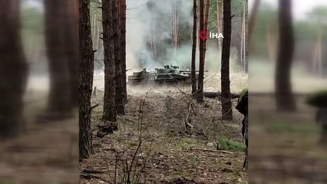 Ukrayna ordusu, teslim olmayan Rus askerlerinin bulunduğu tankı roketle vurdu