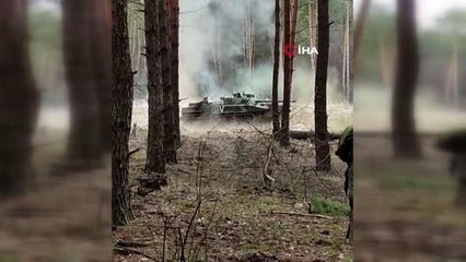 Ukrayna ordusu, teslim olmayan Rus askerlerinin bulunduğu tankı roketle vurdu