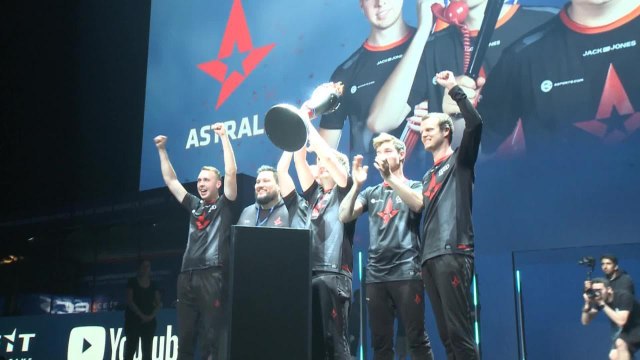 Des supporters d'esport envahissent la scène torses nus