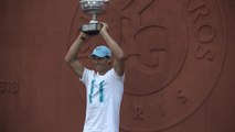 Roland-Garros - Nadal présente son 11e trophée