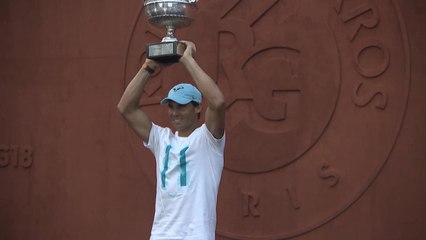 Roland-Garros - Nadal présente son 11e trophée