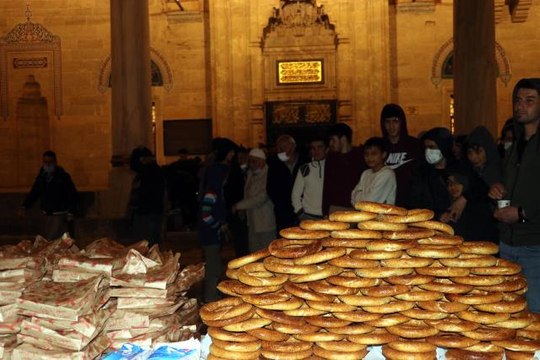 Amasya Valisi Masatlı, simitlerini satamayan çocuğun tüm simitlerini satın aldı