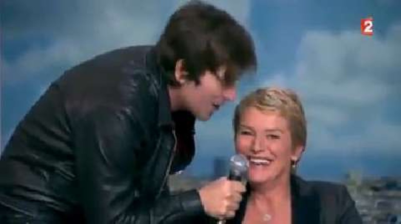 Elise Lucet piégée par Thomas Dutronc