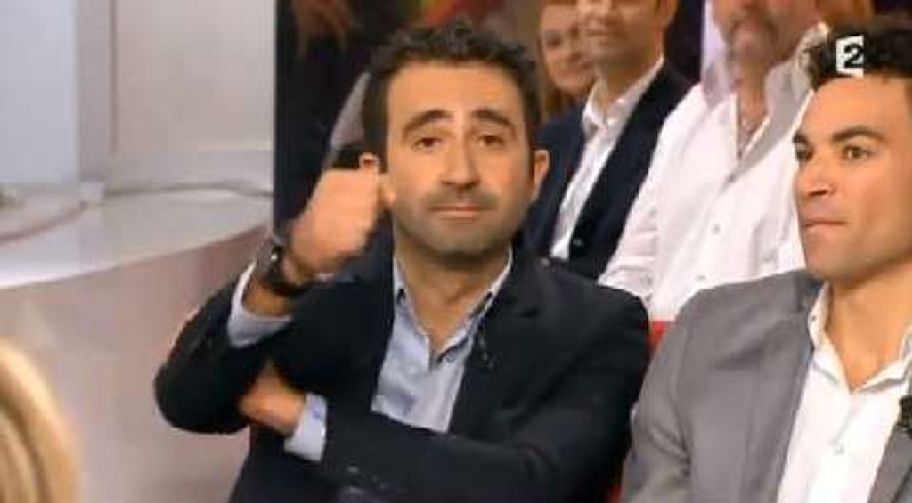 Mathieu Madénian fait un bras d'honneur à Marine Le Pen Vidéo Dailymotion