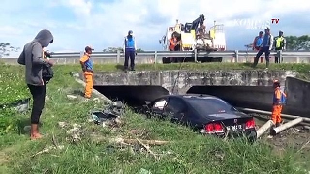 Kecelakaan Tunggal Mobil Sedan Masuk Parit di Tol Madiun