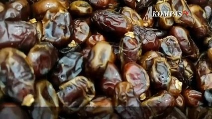 Pandemi Melandai, Aktivitas Berburu Kurma di Masjid Sunan Ampel Kembali Menggeliat