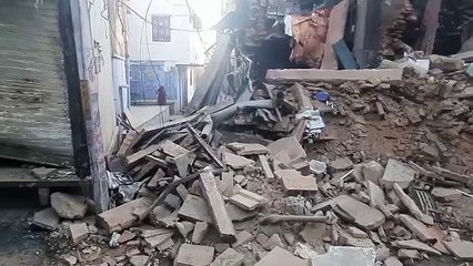 नष्ट हुए मकान-दुकानों का  मलबा, दिला रहा उपद्रव की याद