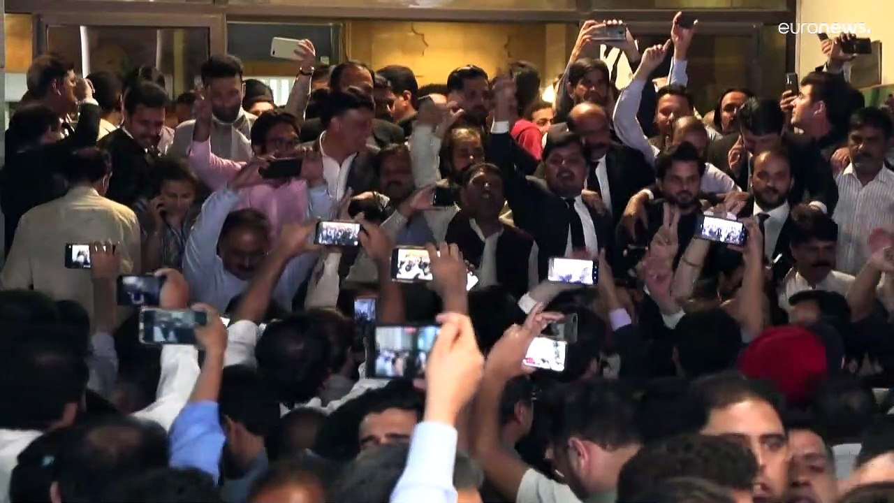 Pakistan: opposition jubelt - verfassungsgericht macht auflösung des parlaments rückgängig