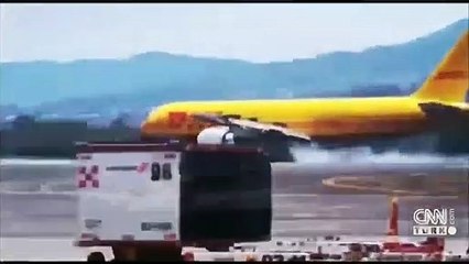 Kosta Rika'da acil iniş yapan kargo uçağı ikiye bölündü